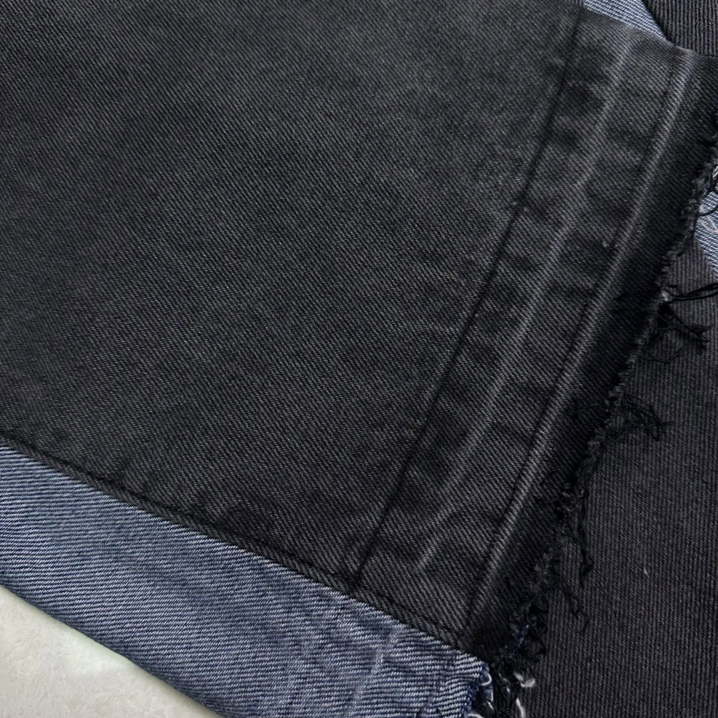 P270 GALLERY DEPT. Co-branded 2025 new black cross-leather stitching couple's style loose washed flared jeans 🔥High version🔥High version🔥 Top ceiling quality Styles with different washed textures are very friendly to people with thin legs and thick legs. The slightly flared version is very flattering to the leg shape. Moderate length that never goes out of style, easy and casual to match, basic styling for various styles, a must-have in the wardrobe! The fabric is stiff but also makes the upper body soft without losing texture. The washing process is even more perfect. It is a must-have item for everyone! ! ! Washed wheat, tag, pants label, three complete labels Color: washed black, washed blue Size: 28, 30, 32, 34 (four sizes)